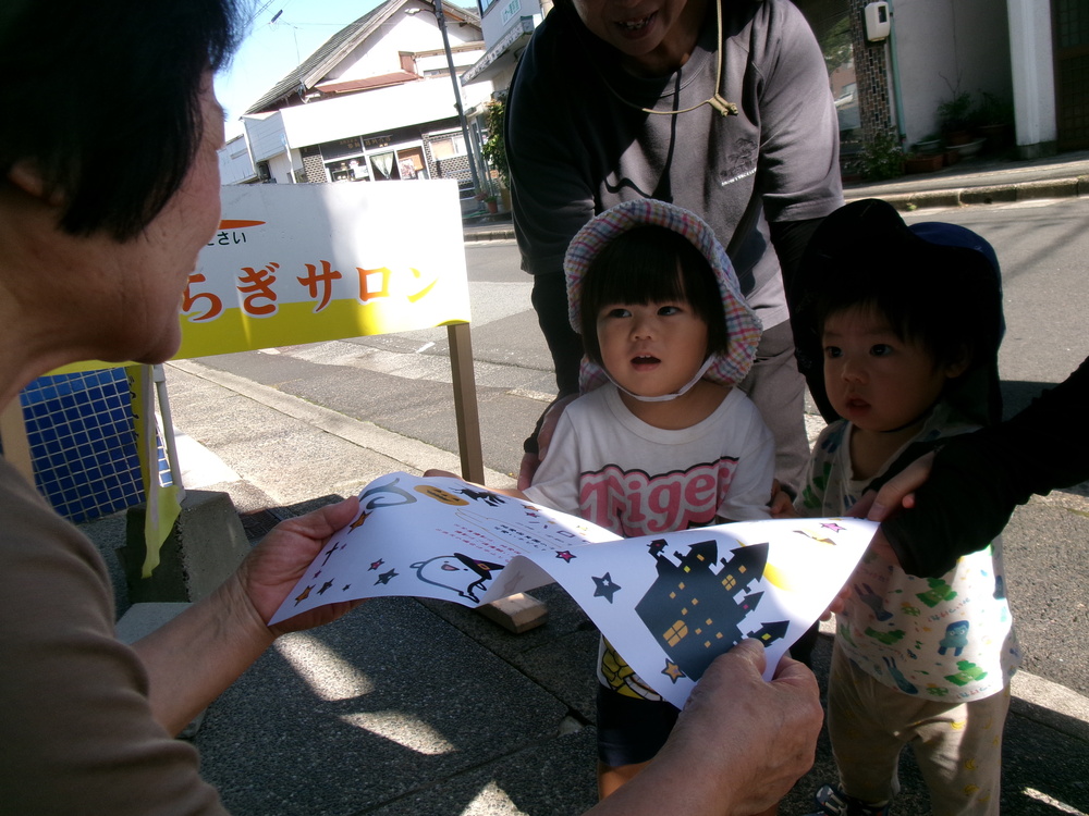 ポスターを渡している