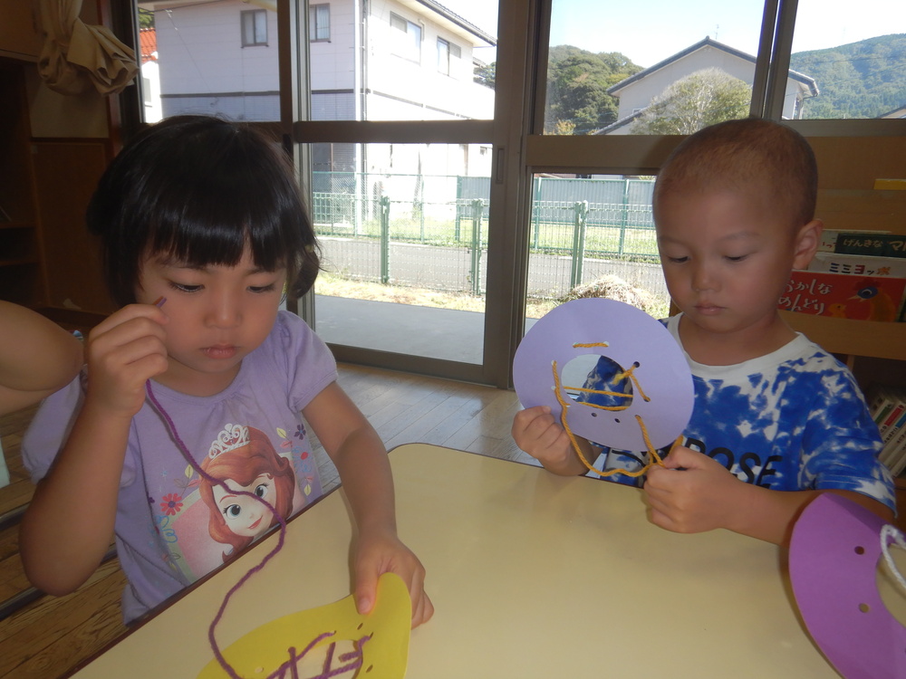 ハロウィンの制作をする子ども (1)