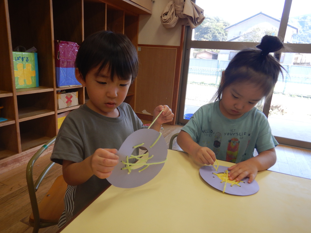 ハロウィンの制作をする子ども (2)