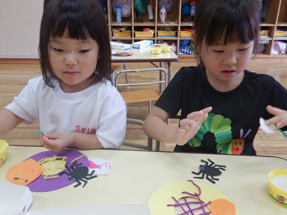 ハロウィン製作をする子ども (2)