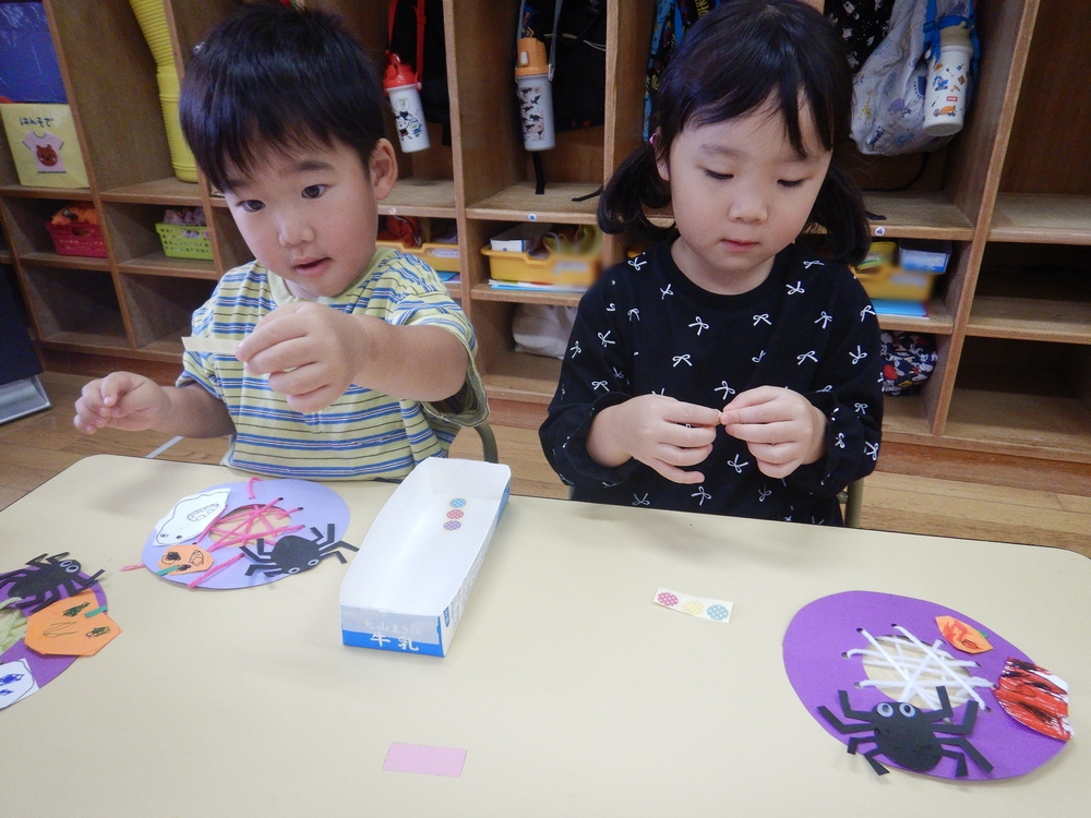 ハロウィン製作をする子ども (3)