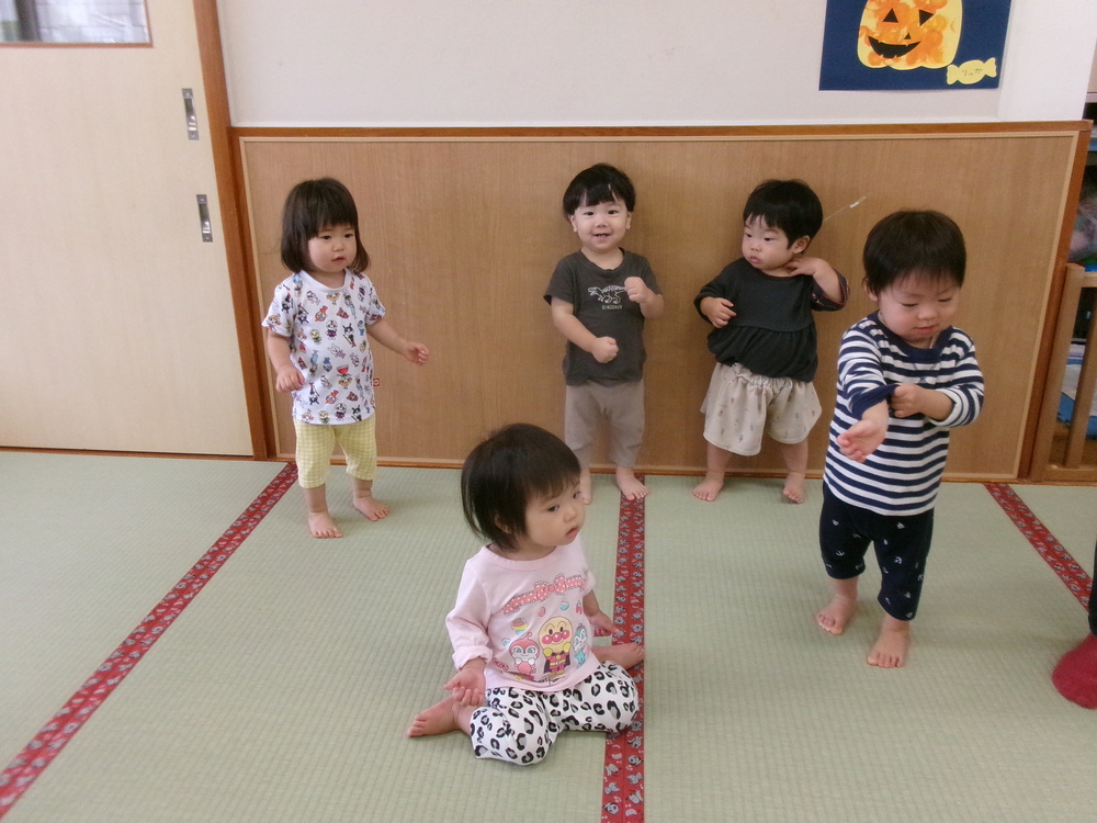 曲に合わせて踊っている