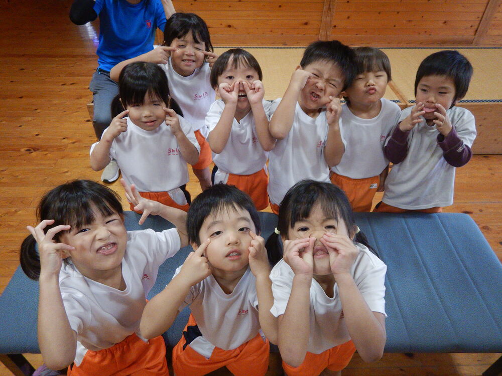 変顔をする子どもたち