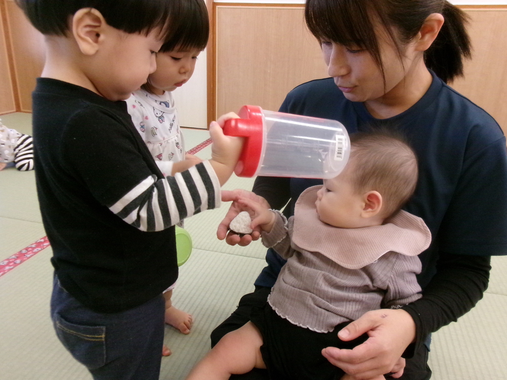 おままごとで遊んでいる