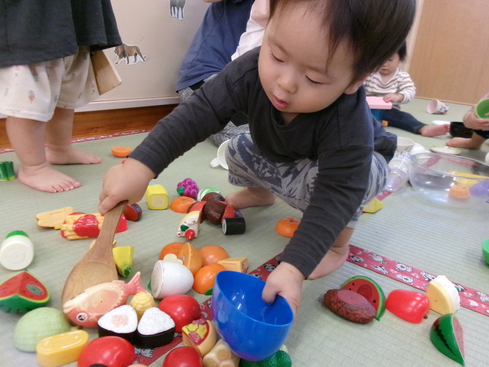 おままごとで遊んでいる