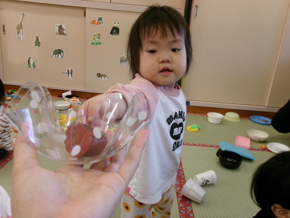 おままごとで遊んでいる