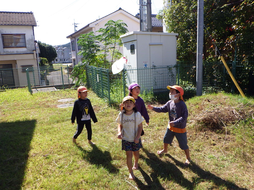 虫探しをする子ども