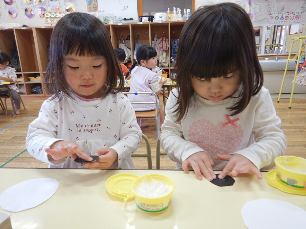 衣装づくりをする子ども (2)