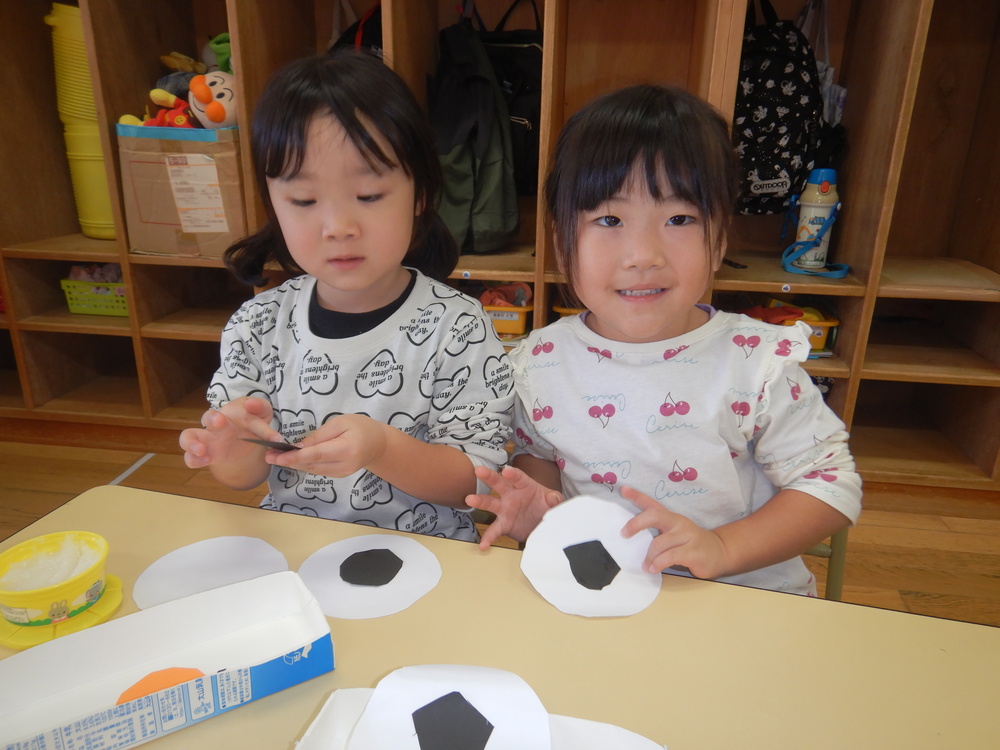 衣装づくりをする子ども (3)