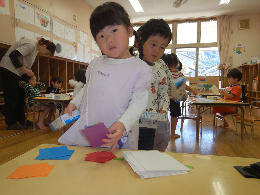 衣装づくりをする子ども (4)