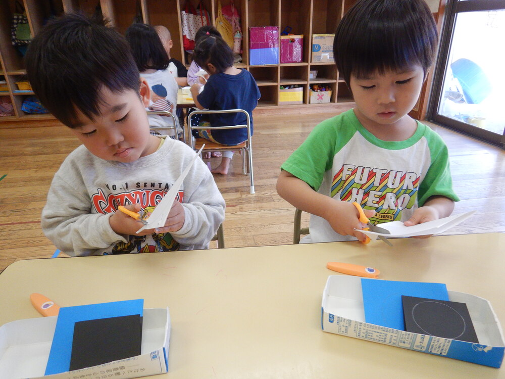 衣装づくりをする子ども (5)