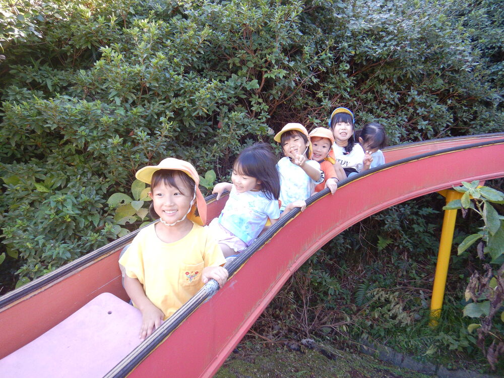 ローラー滑り台を滑る様子１