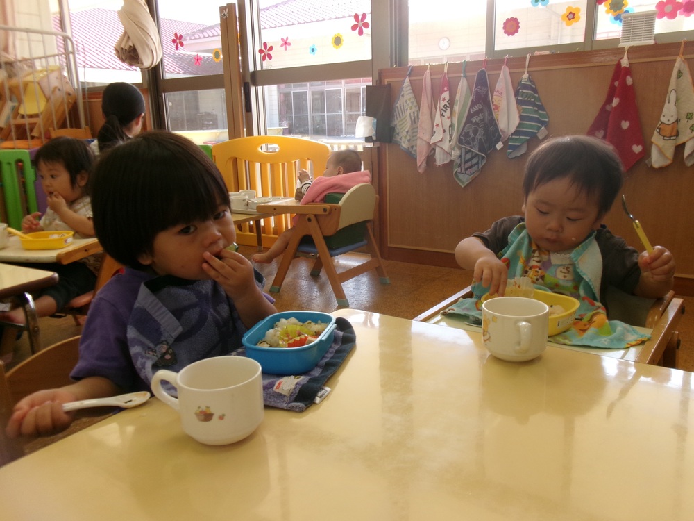 お弁当を食べている様子