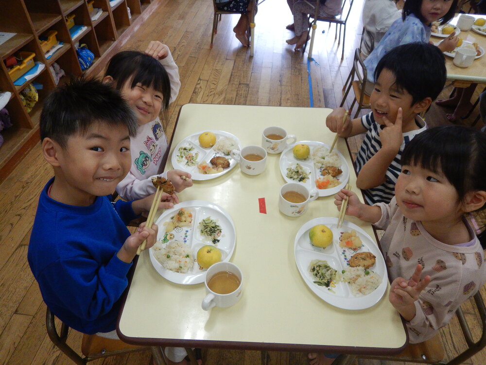 給食の様子9