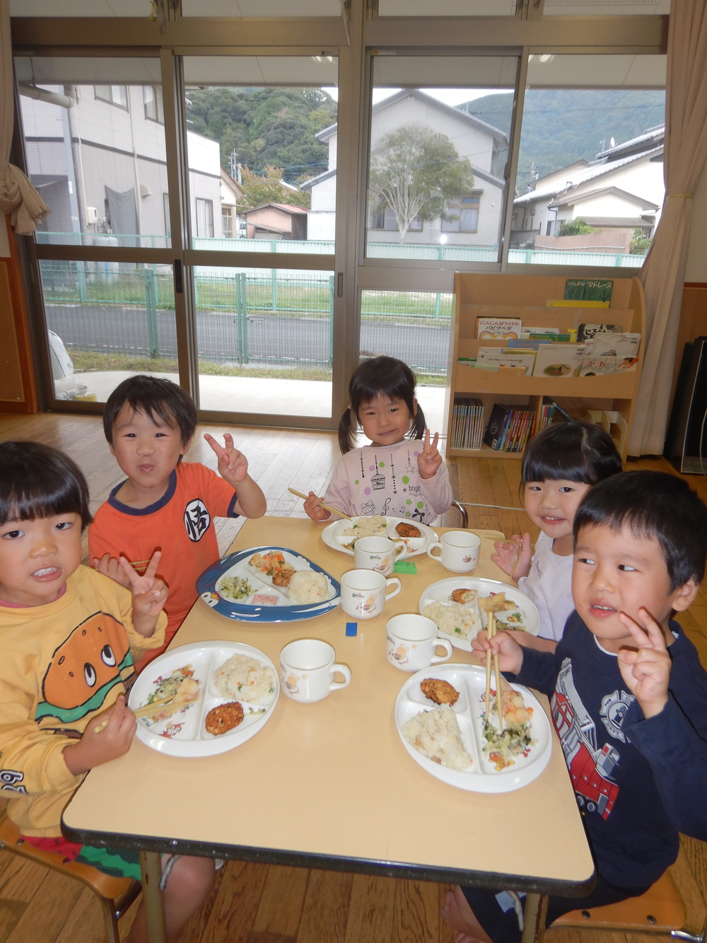 給食の様子 (2)