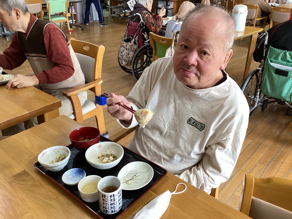 み