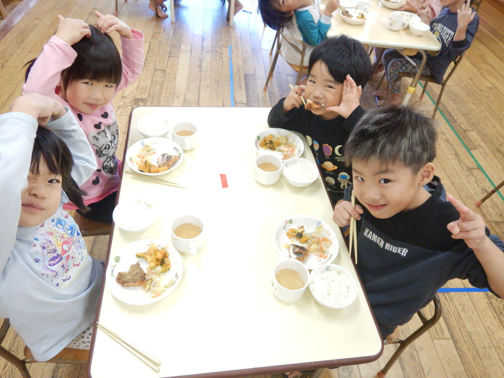 給食の様子１