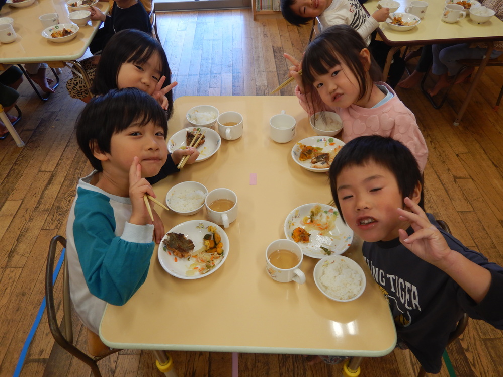 給食の様子２