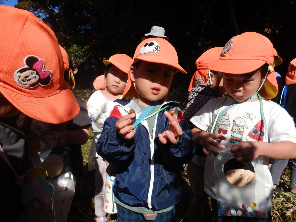 ドングリを探す子ども (4)