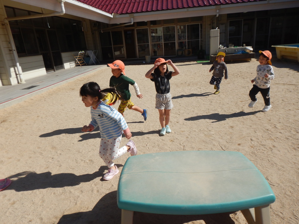 鬼ごっこをする様子