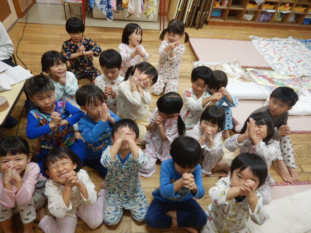 てるてる坊主にお祈りをする様子