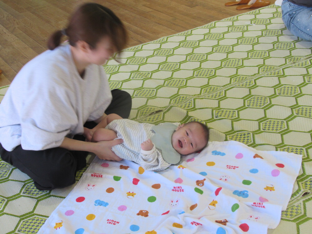 ベビーマッサージの様子