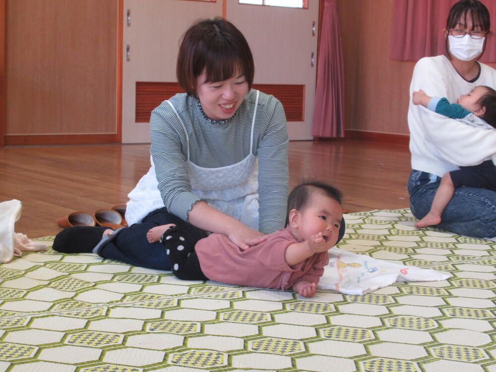 ベビーマッサージの様子