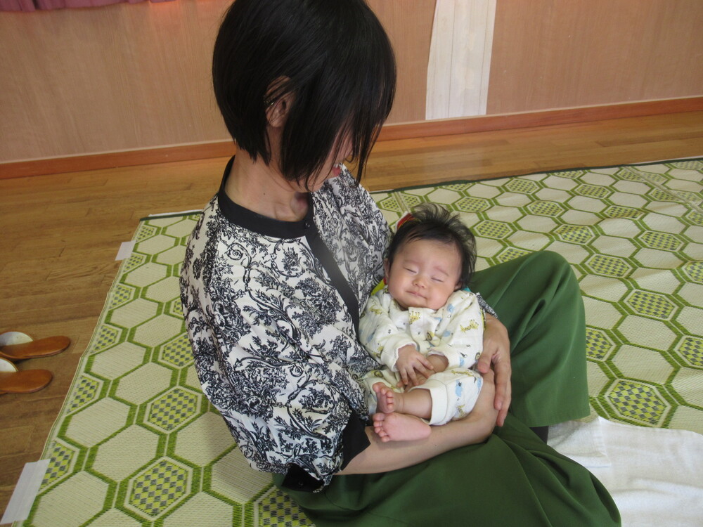 ベビーマッサージの様子