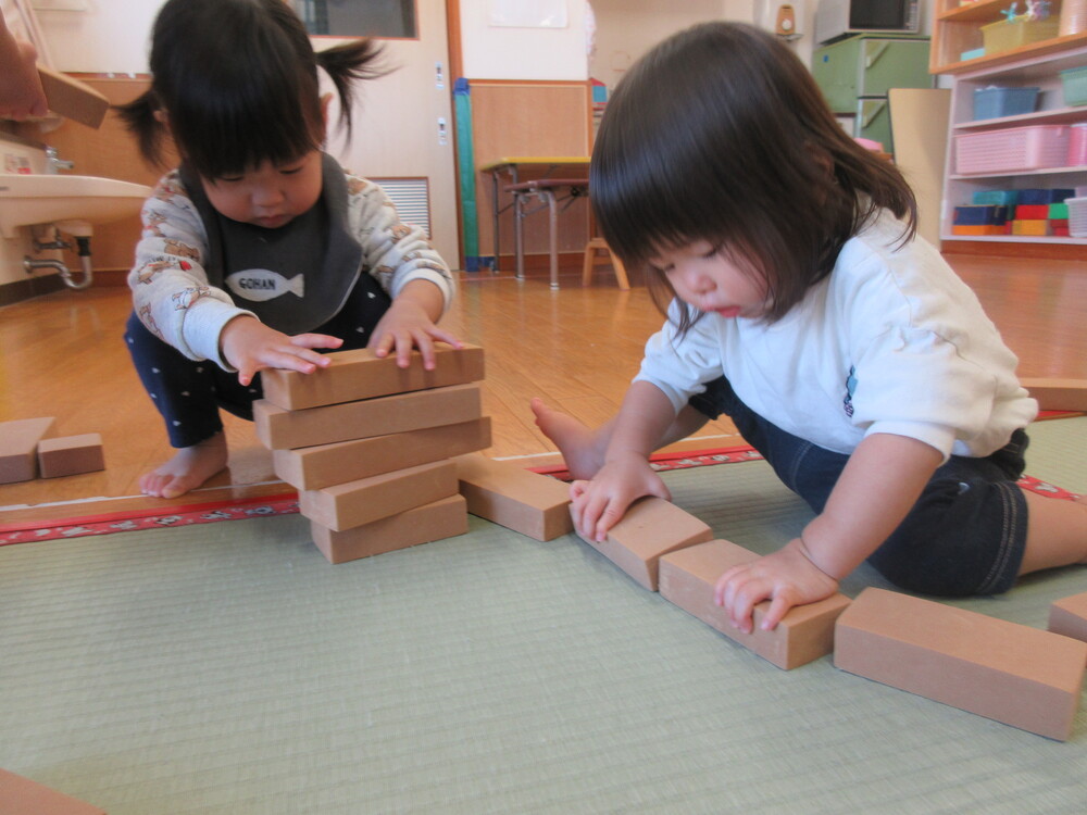 積み木で遊んでいる