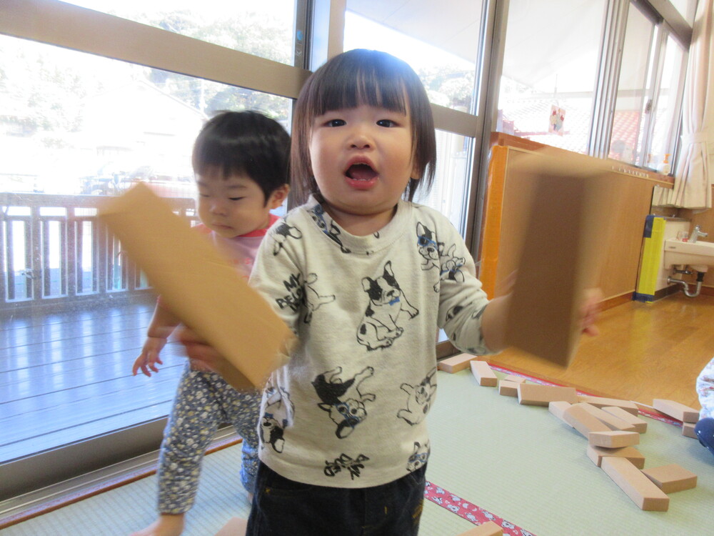 積み木で遊んでいる
