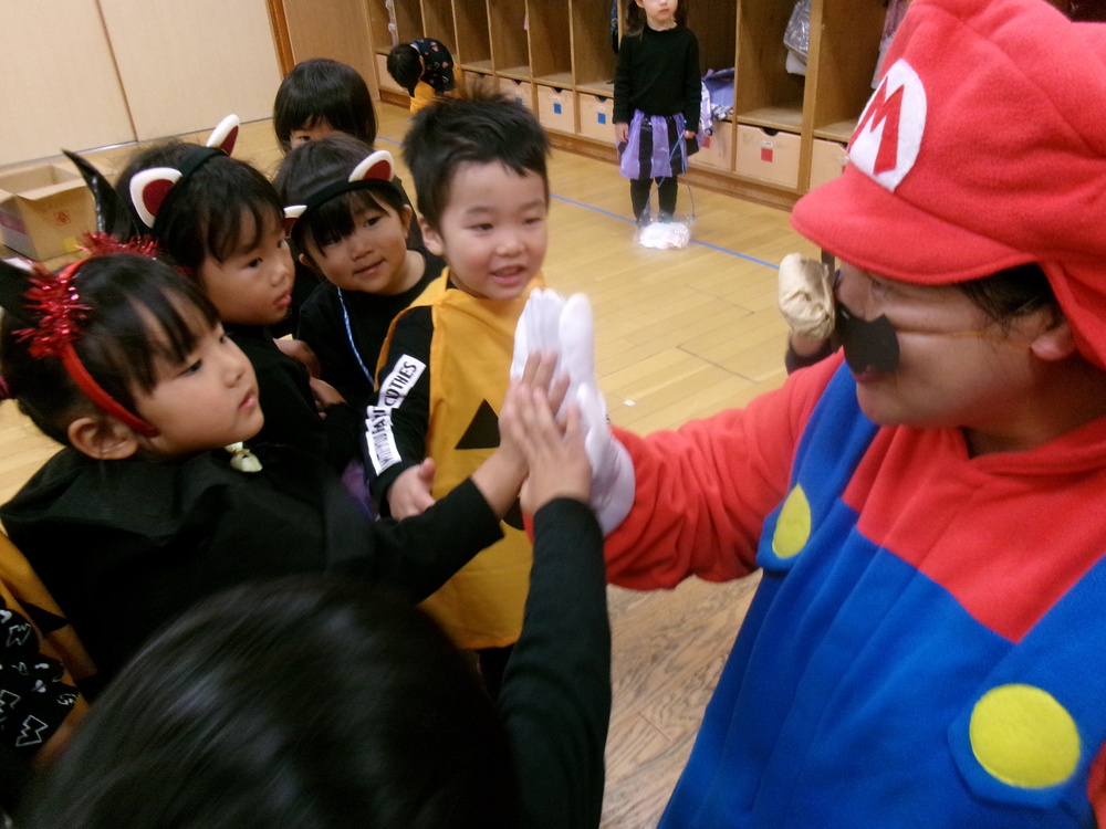 マリオとハイタッチ