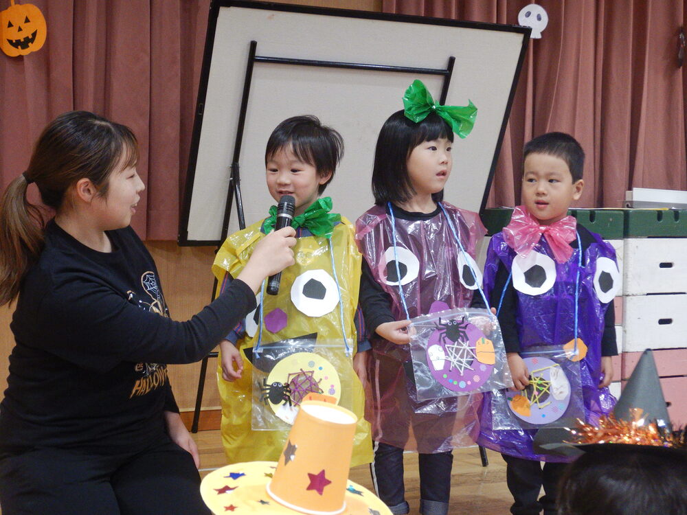 ハロウィン集会で発表する様子
