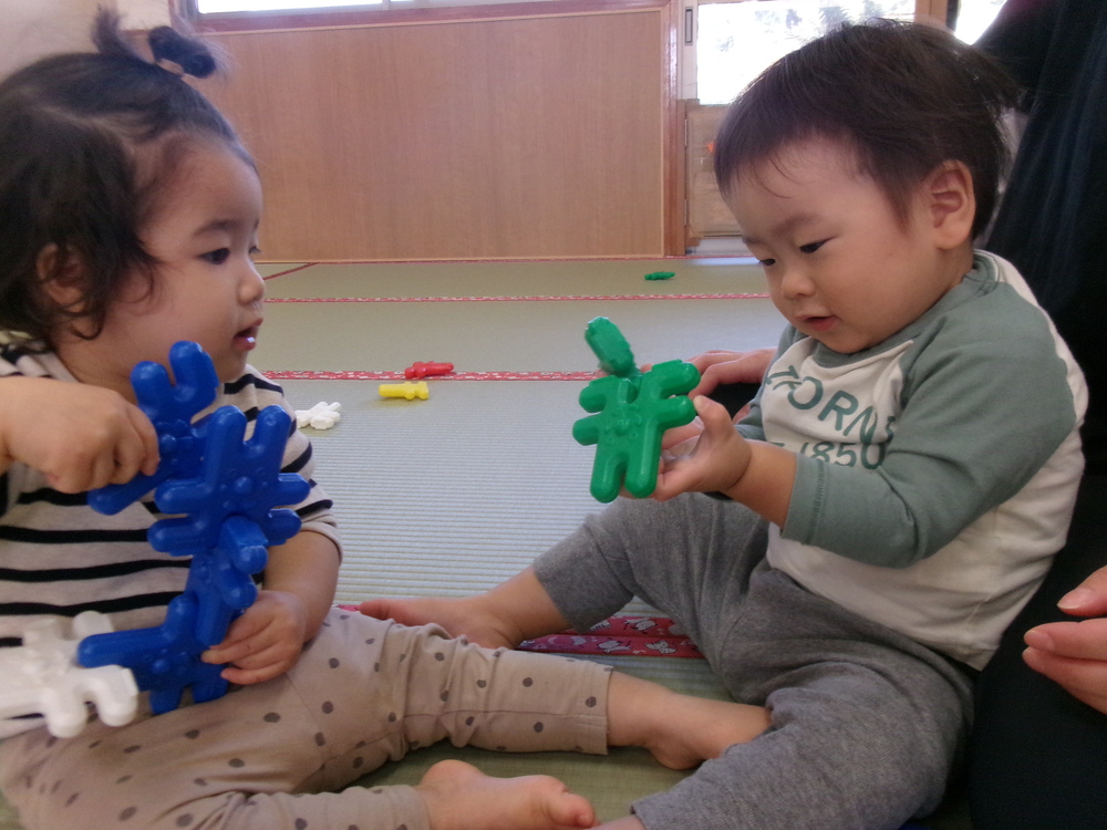 うさぎブロックで遊んでいる