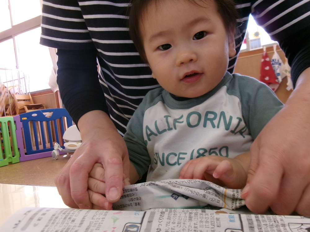 新聞を巻いている