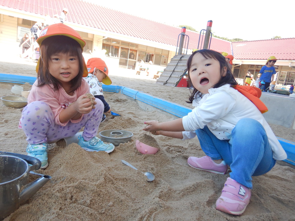 園庭で遊ぶ子ども (1)