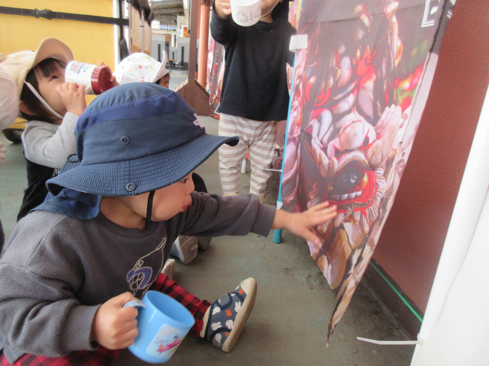 お茶を飲んでいる