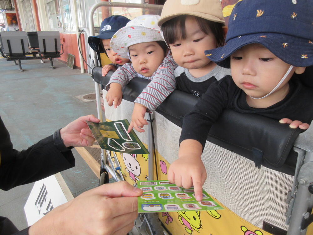 シールを見ている