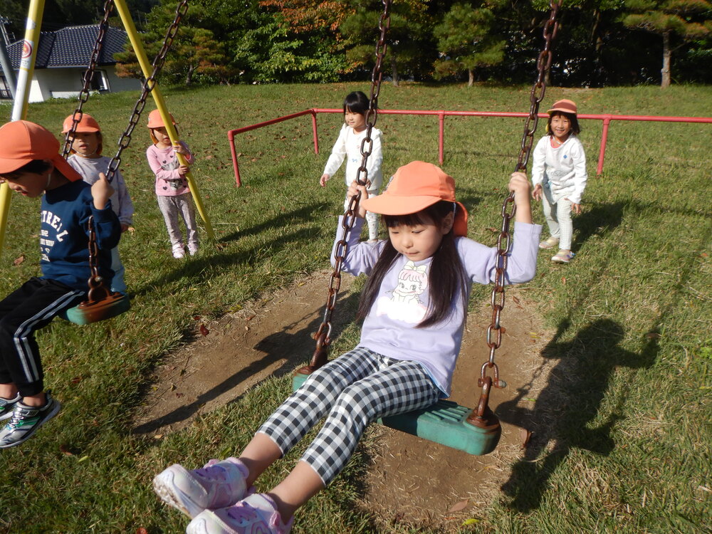 ブランコに乗る様子