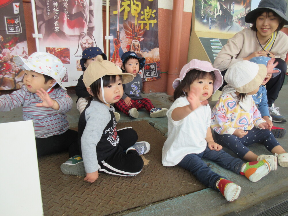 電車を見ている