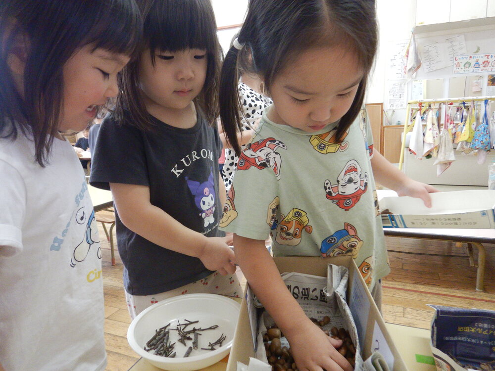 オーナメントづくりをする子ども (2)