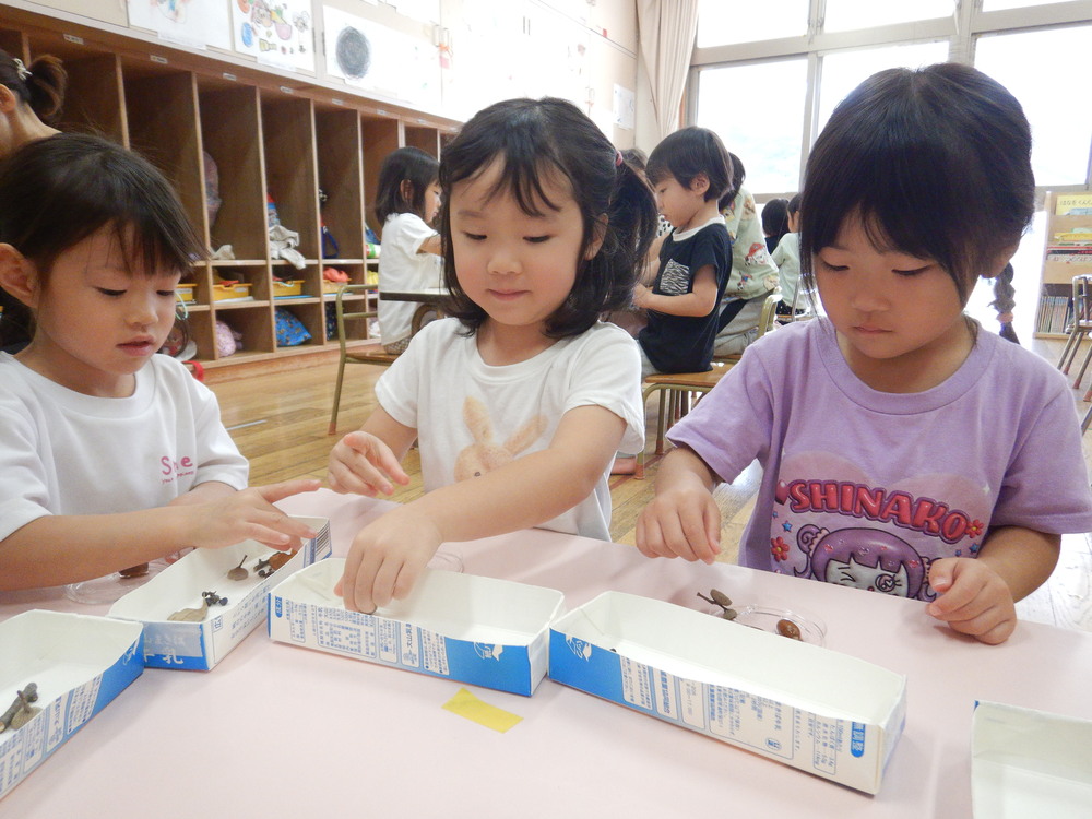 オーナメントづくりをする子ども (4)
