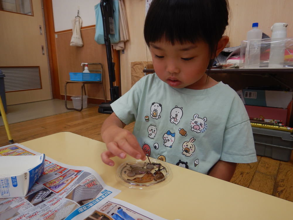 オーナメントづくりをする子ども (5)