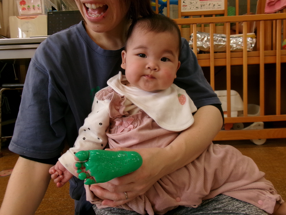足形を撮っている様子 (1)