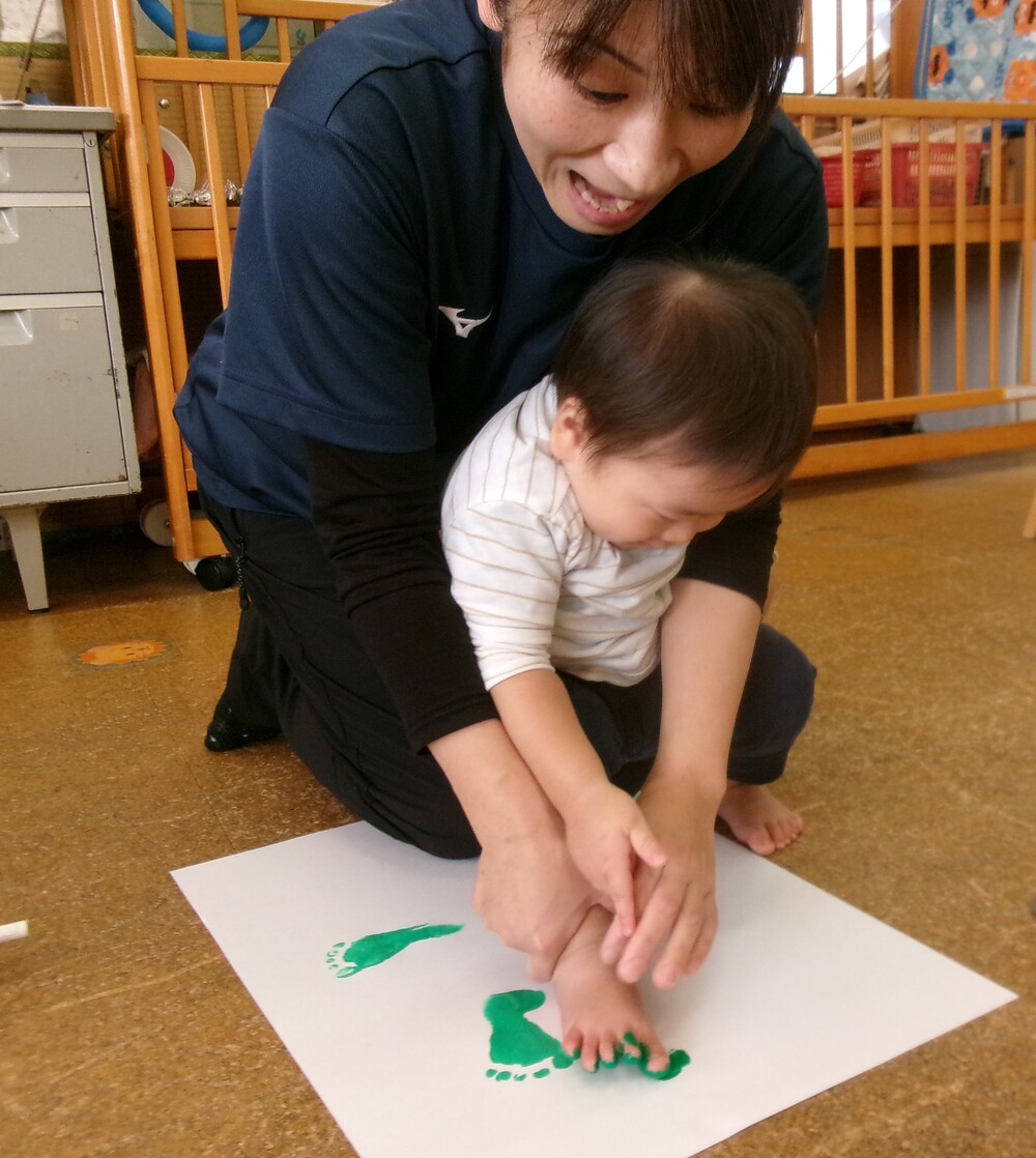 足形を撮っている様子 (3)