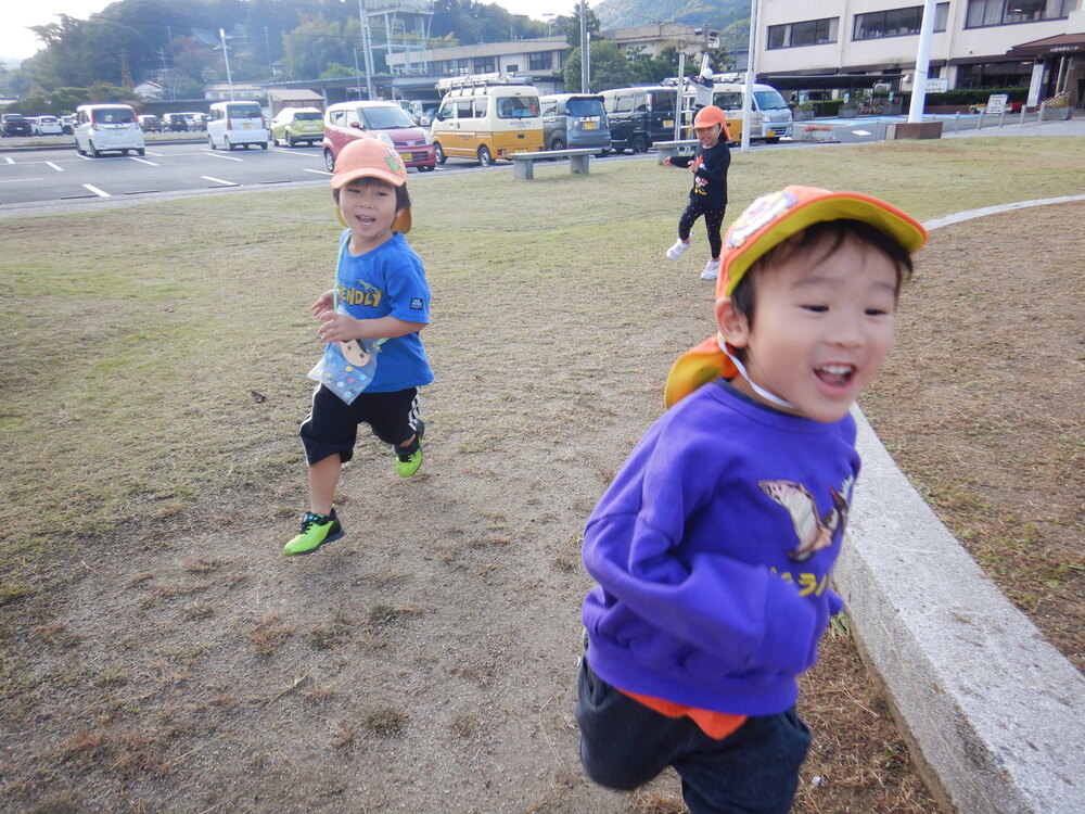 市民会館で遊ぶ子ども (4)