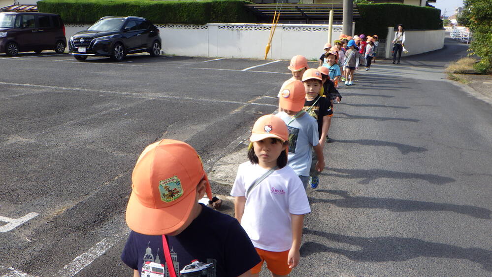 一列で歩く子ども