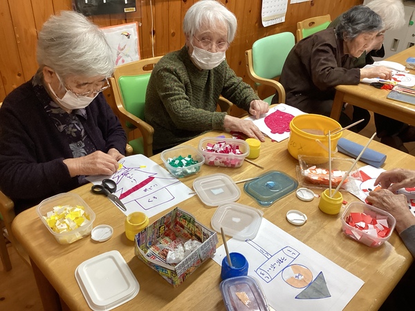 貼り絵しています