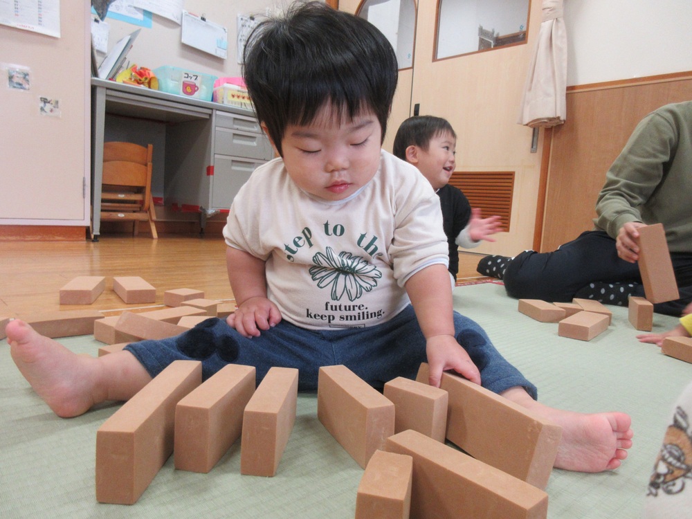 積み木で遊んでいる