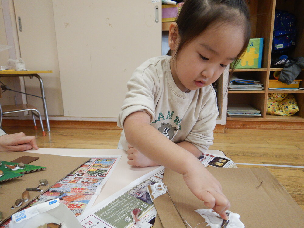 お礼作りをする子ども (2)