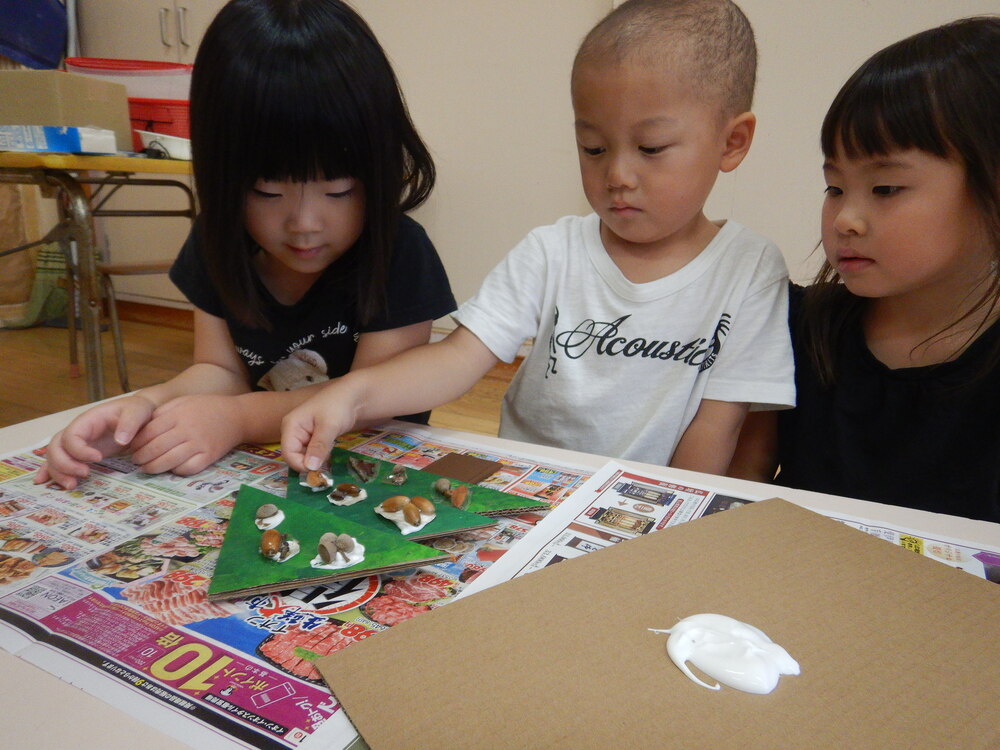お礼作りをする子ども (4)